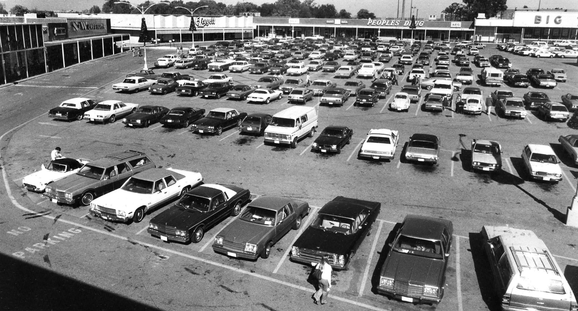 1960-11-09 Parking lot full